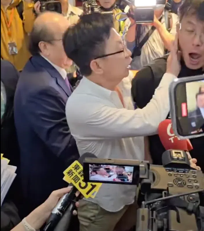 民进党立委郭国文（左）被指掌掴民众党团总召黄国昌。（取自Instagram）