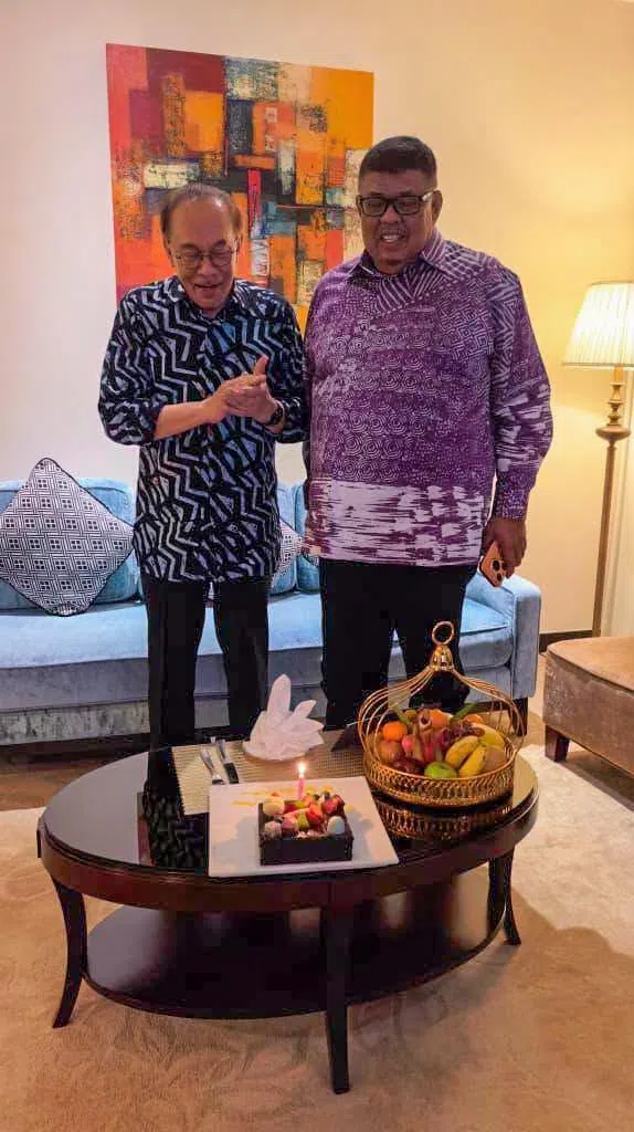 马国首相安华（左）星期天（9月20日）在马六甲出席活动时，特别安排时间为当天生日的甲州首长阿都拉勿夫庆生。（取自阿都拉勿夫脸书）