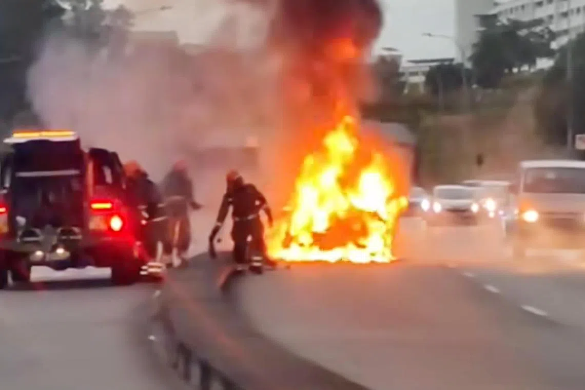 淡滨尼靠近四美的路段有一辆汽车在星期四（3月6日）早上起火，所幸无人受伤。（取自脸书）