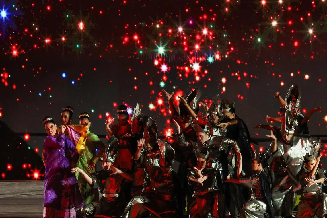 在10分钟的表演中，2027年东运会举办国马来西亚预示了来年的精彩。（白艳琳摄）