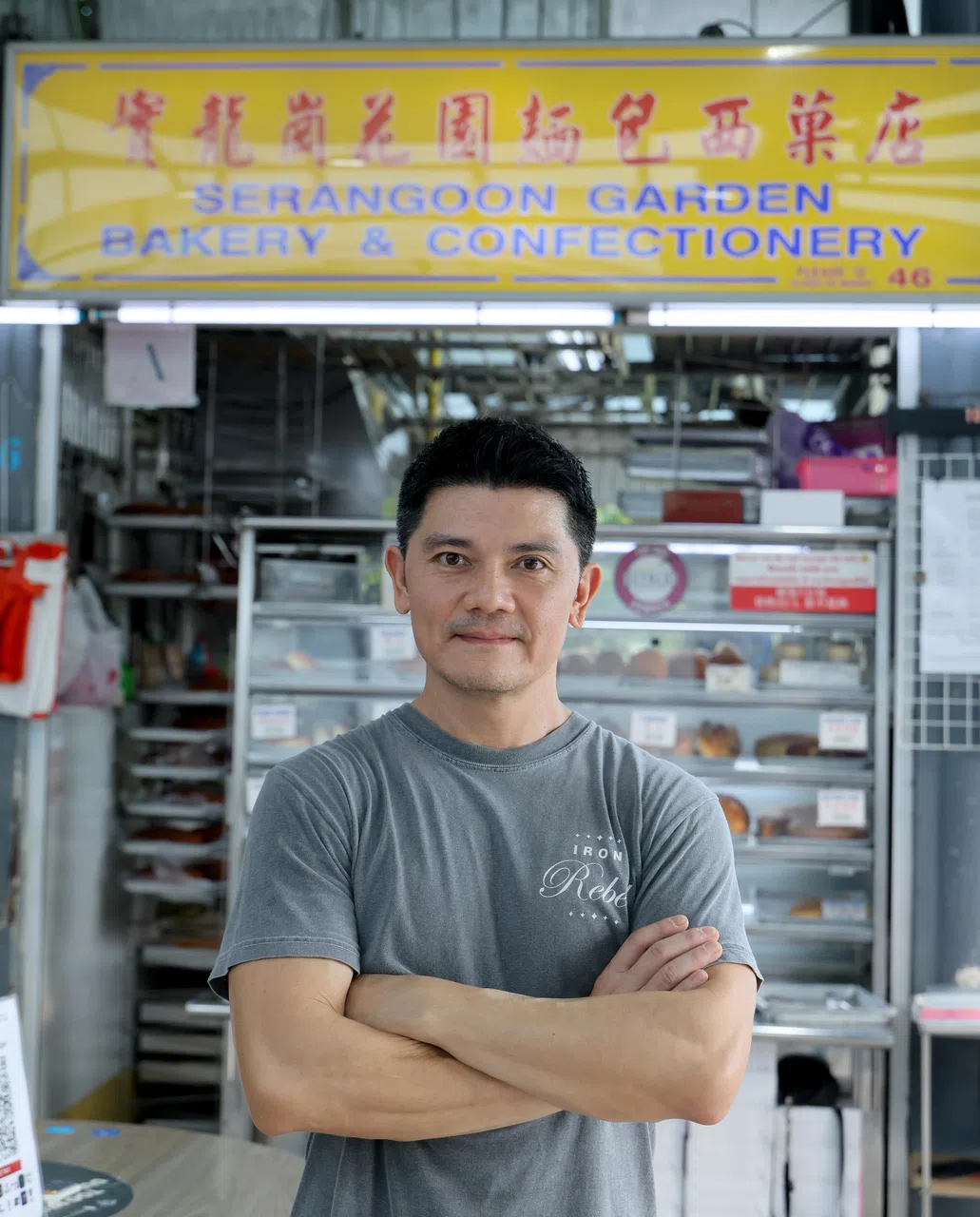 实龙岗花园面包西菓店的第二代传人沈文龙坚持传统的古早味。（龙国雄摄）