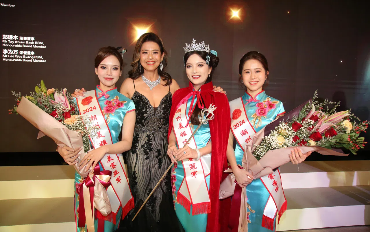 潮州美姐选美赛负责人张思丽（左二）与冠军谢湘莉（左三）、亚军洪舜敏（左一）和季军陈泇璇（左四）在台上合影。（特约摄影陈福洲）