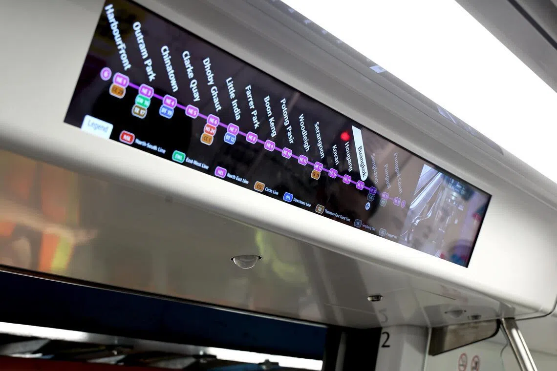 车门上方不再张贴地铁图，改用屏幕为乘客提供实时的车程和开门方向等信息。（周国威摄）