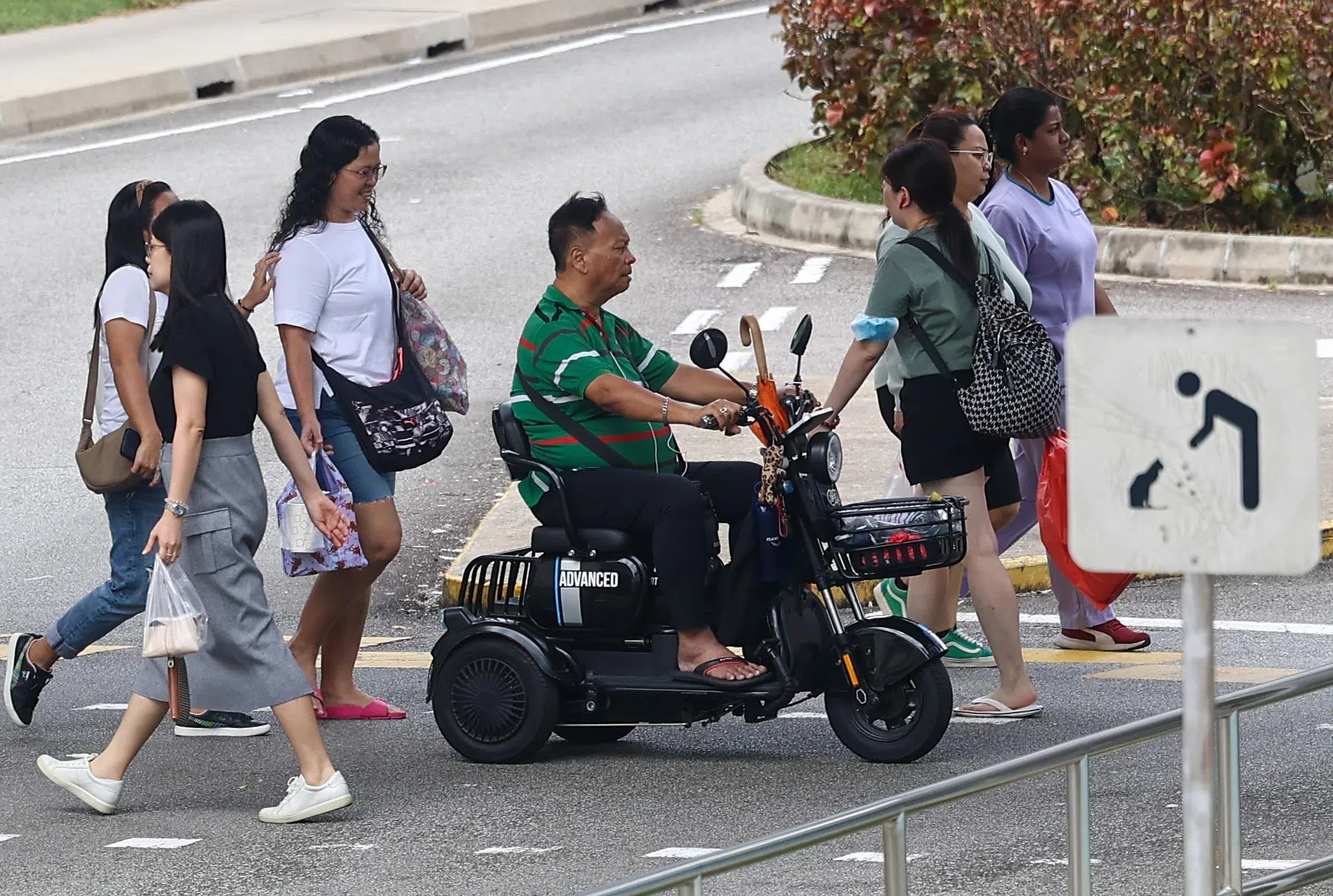 公路上不时可以看到这类貌似助行车的代步车，这些器材只限在脚踏车道和共用道使用，而且须获陆交局颁发的UL2272安全认证及符合器材标准。（陈渊庄摄）