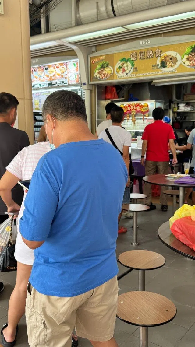 德记熟食清晨6时开始营业，摊位前人龙不断。（翁铭芯摄）