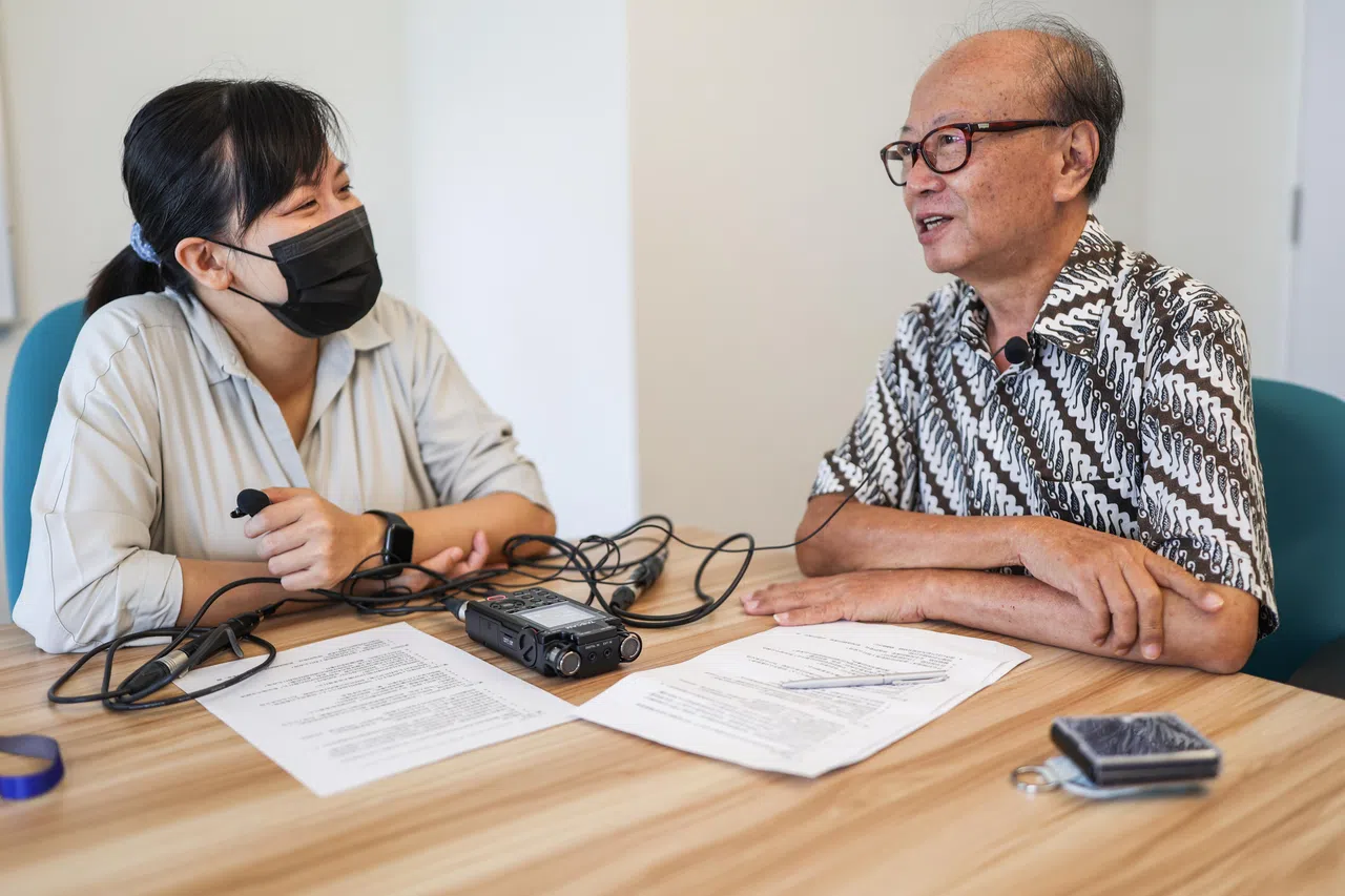 2022年7月21日，郑明杉在报业中心接受苏慧娟的录音采访。（白艳琳摄）