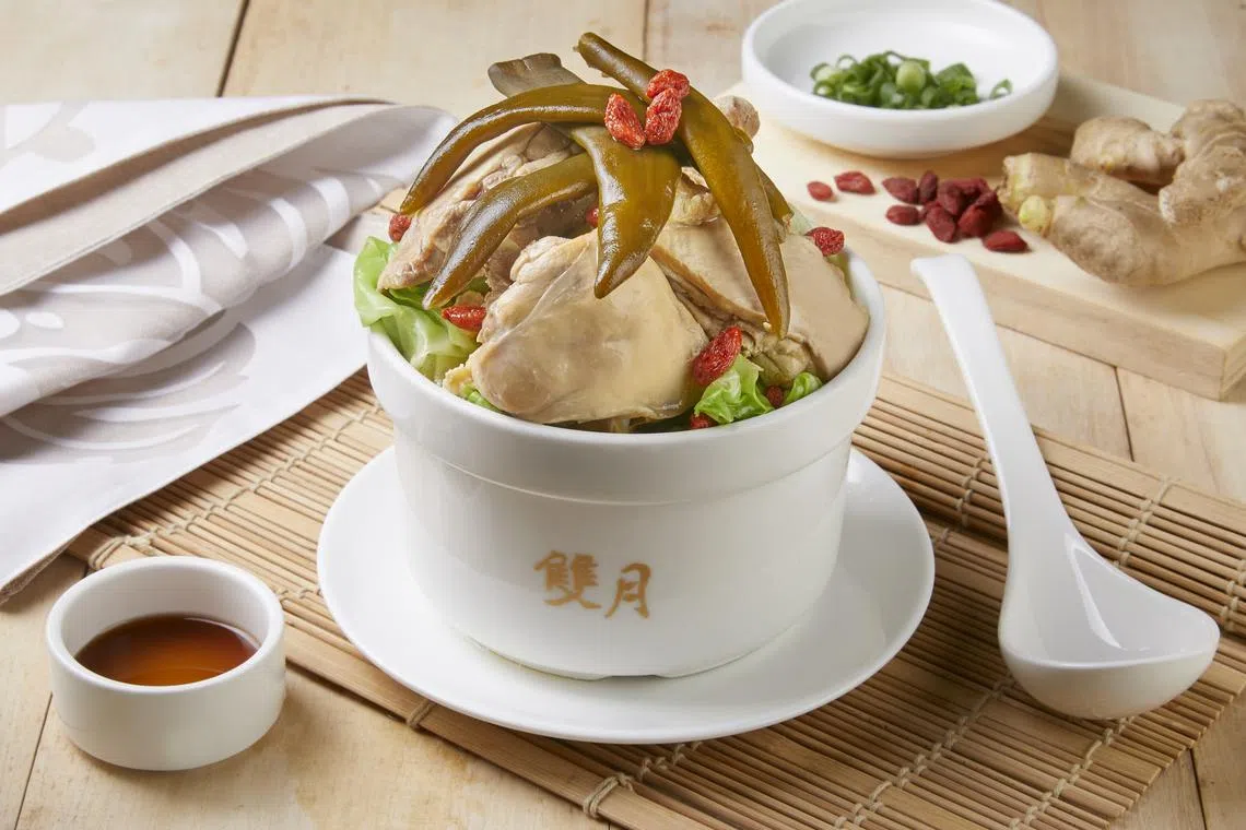 名为“阿甘剥皮辣椒鸡腿汤”的汤品，加入以青辣椒腌渍的剥皮辣椒，味道微辣甘香。（餐馆提供）