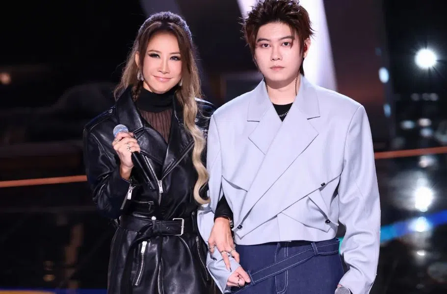 李玟说总决赛当晚已跟队内学员王泽鹏说好站她旁边做支撑，王泽鹏却被制作单位调到另一个位置。（取自《中国好声音》微博）