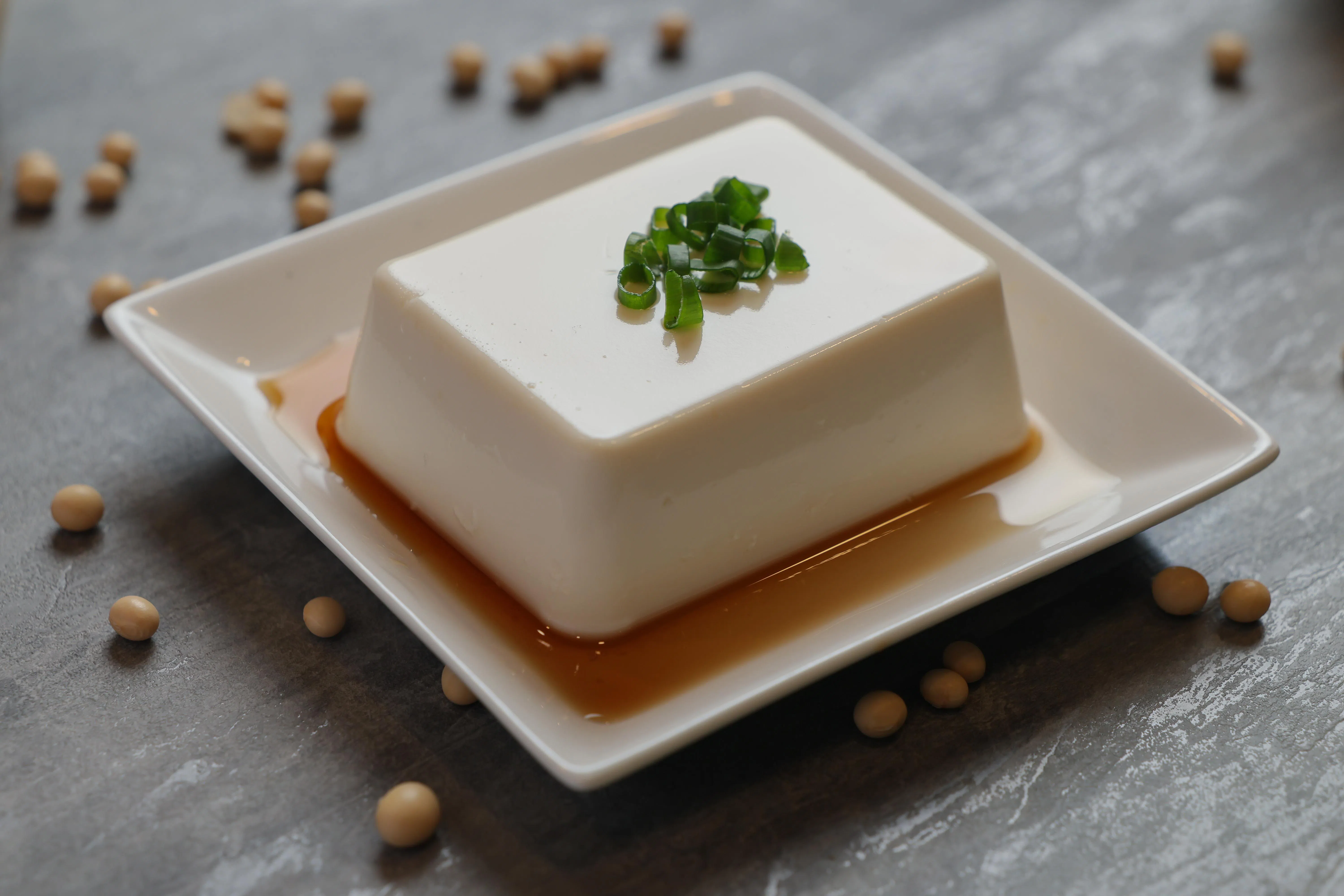 烹调豆腐时宜少盐少糖，以清蒸、炖煮或少油快炒为主。（龙国雄摄）