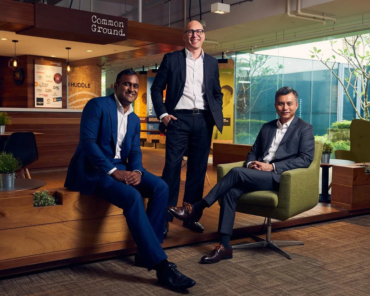 集团通过方方面面把握创新转型的好机会，以变得更坚韧、更具应对未来变数的能力，持续增长。图见（左起）高级助理总监杰亚拉、营运总监斯坦普和执行董事陈志强。（图/新报业媒体）