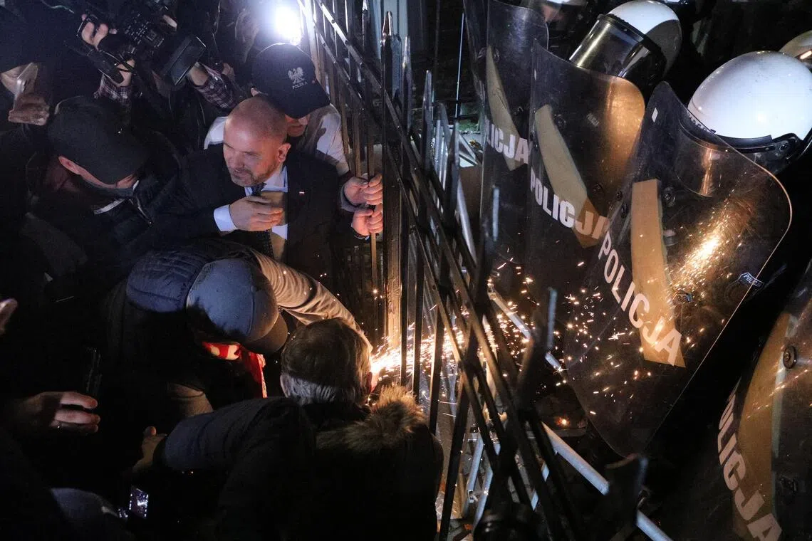 波兰司法控制权斗争升级 最高法院外爆发示威