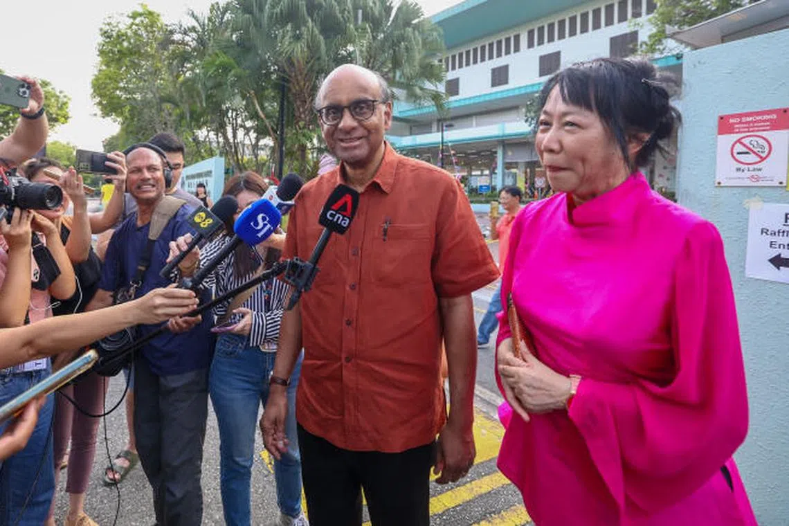 完成投票后，尚达曼夫妇下午5时48分走出投票站并接受媒体采访。（陈渊庄摄）