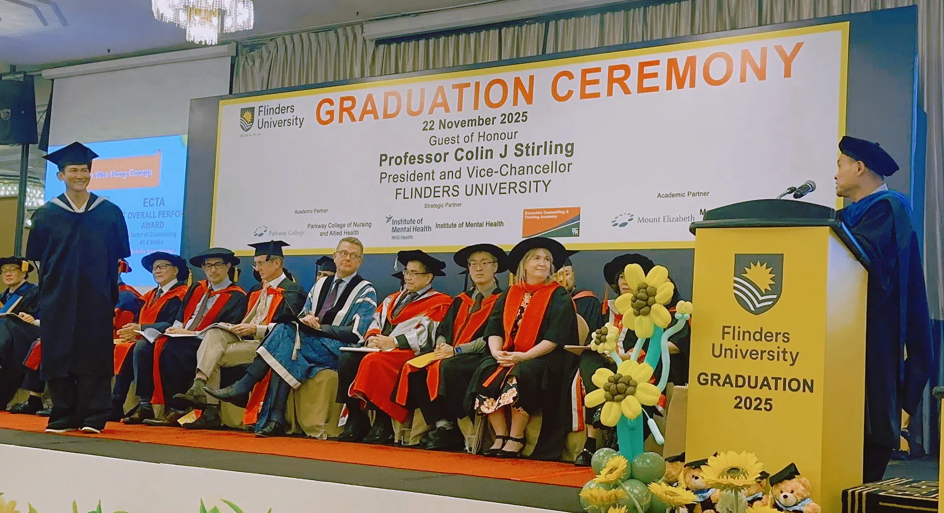 田伟鸿（左）在毕业典礼上获颁“全方位表现杰出奖”。（受访者提供）