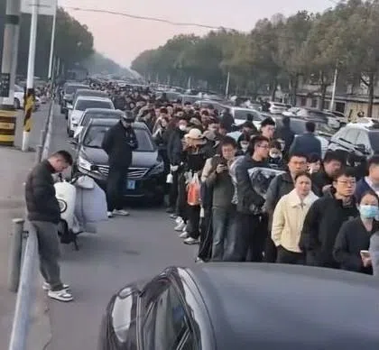 中国教育网红、考研名师张雪峰上周猝逝，追悼会星期六（3月28日）上午7时在江苏苏州殡仪馆举行，大批民众自发前往送行，等候入内的人龙、车龙长达数公里，规模之大为近年少有。（互联网）