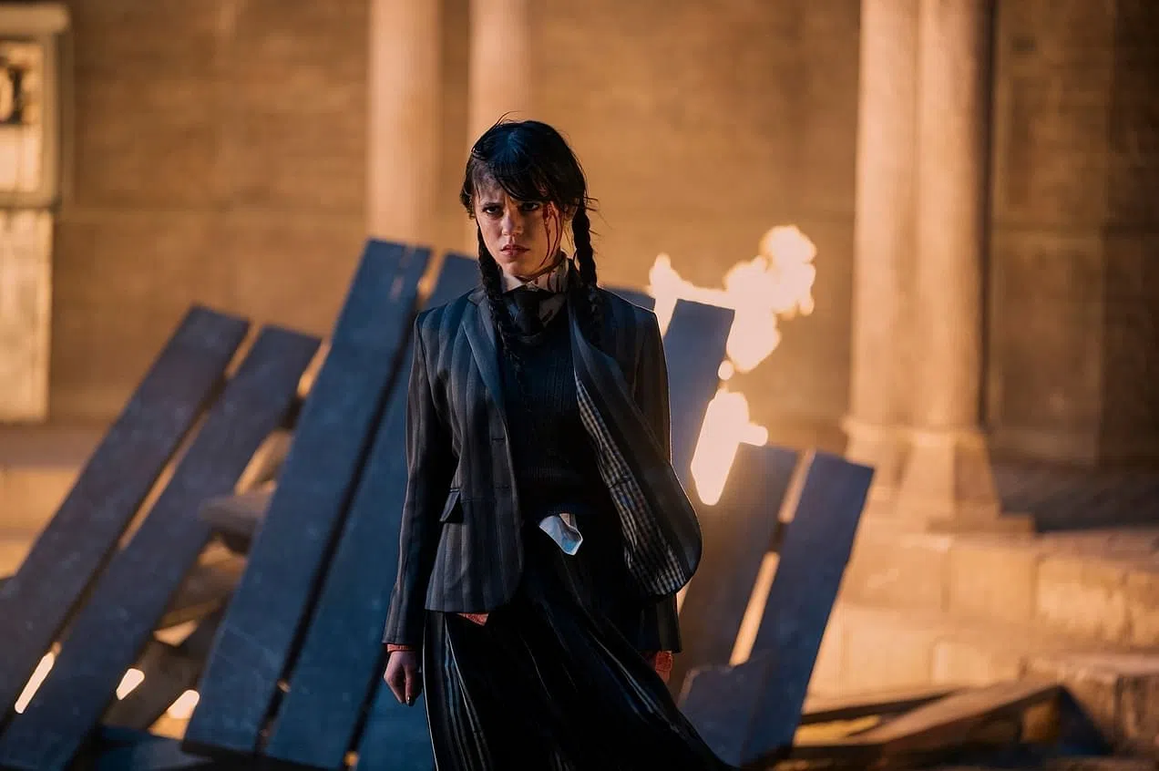 珍娜奥特嘉演活“星期三”角色。