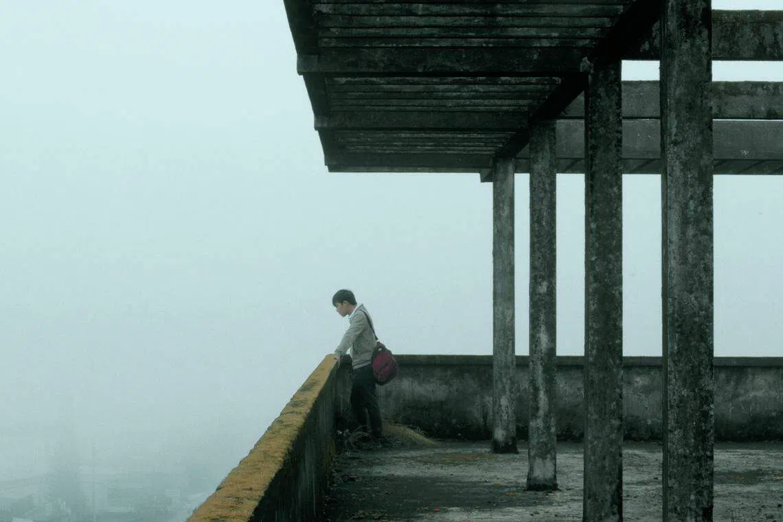 越南导演范天安（Pham Thien An）在今年康城影展获金摄影机的《雾中潜行》（Inside the Yellow Cocoon Shell，又译《金色茧房》）将在今届新加坡国际电影节放映。（新加坡国际电影节提供）