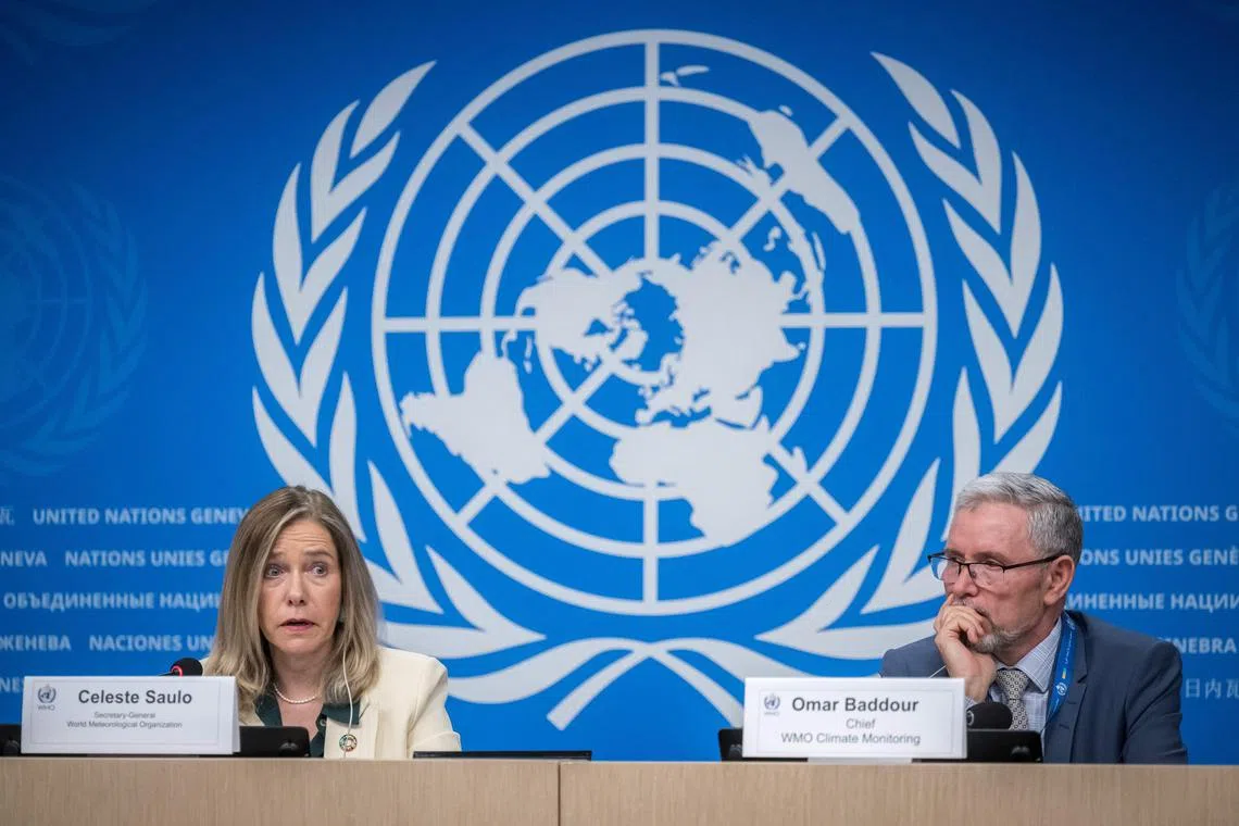 世界气象组织秘书长塞莱丝特·绍罗（左），星期二（3月19日）在日内瓦举行的新闻发布会上，呼吁各国采取行动应对气候危机，否则代价惊人。右为世界气象组织气候监测负责人奥马尔·巴杜尔。（法新社）