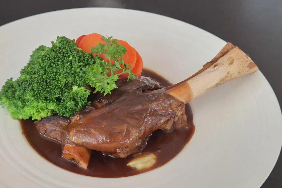 羊腿轻轻一扯就撕开，还带果香和酒香。（陈爱薇摄）