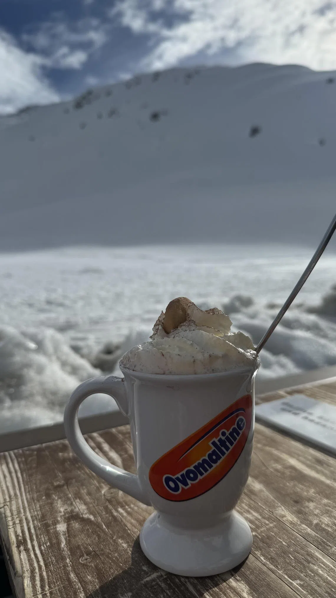 在雪山上的餐馆来一杯瑞士人喜爱的热腾腾Ovomaltine。（姚可嘉摄）