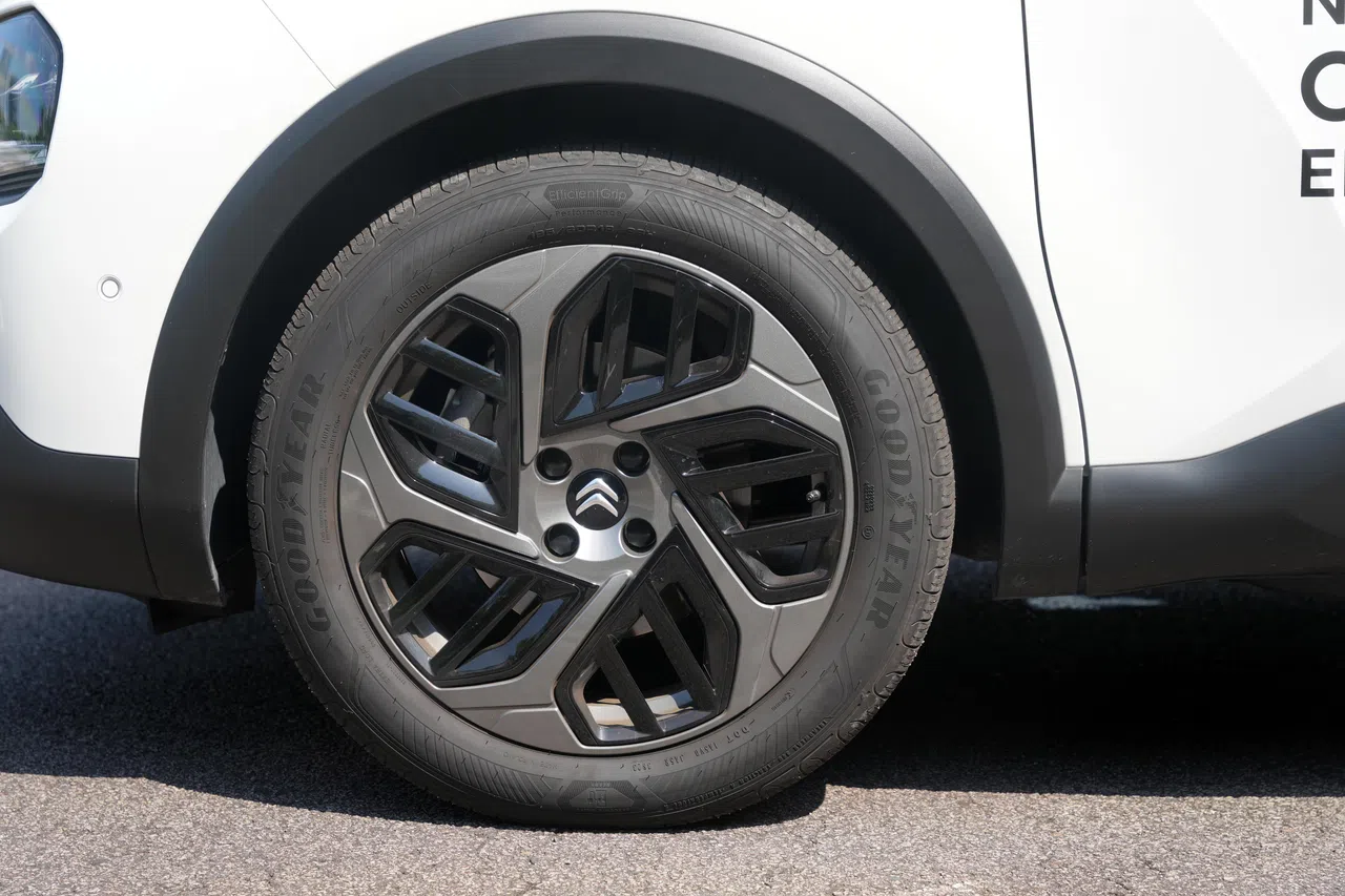 车子采用18英寸轮毂，搭配黑色塑料包围，流露些许跨界SUV的感觉。（谢智扬摄）