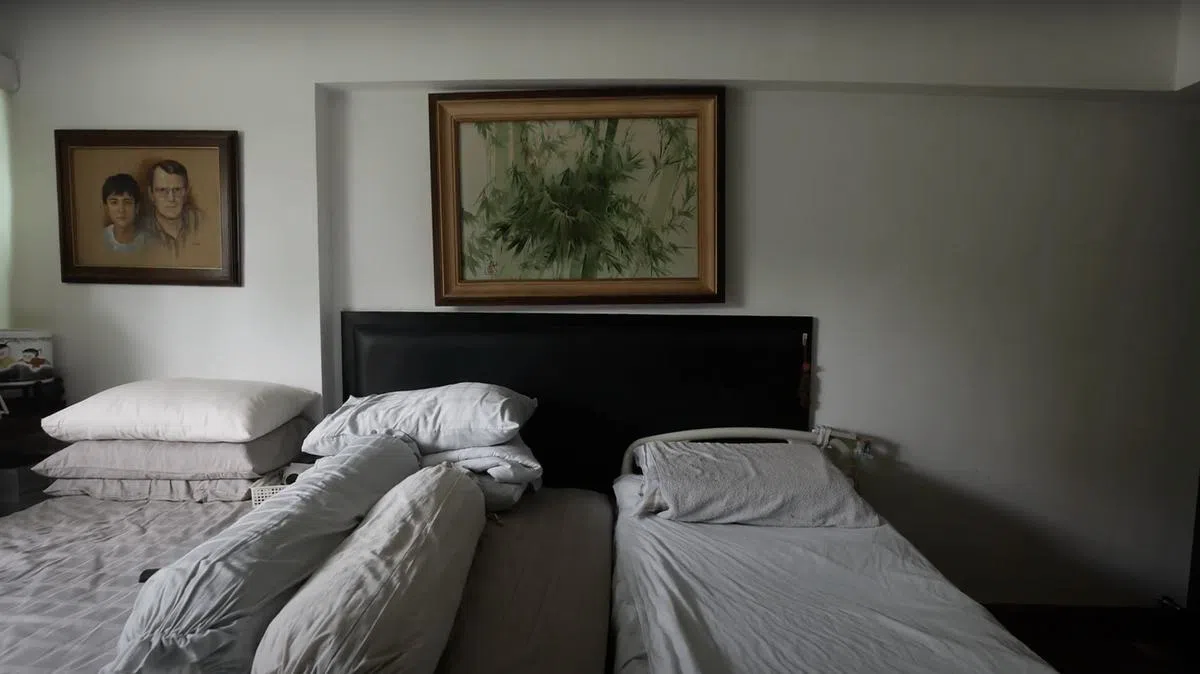 父亲的病床并排放在曾瑞和床边。听得到父亲的呼吸声，曾瑞和才敢安心入睡。（陈渊庄摄）
