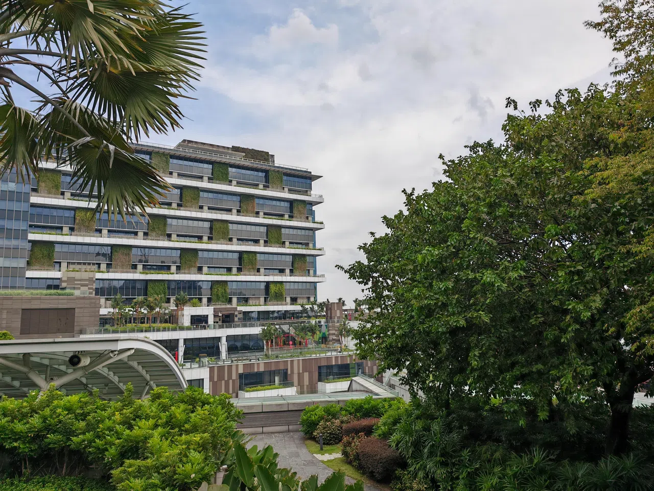 Magic V3支持100倍数码变焦，能捕捉到远处商场游乐场的标志。（黄少伟摄）