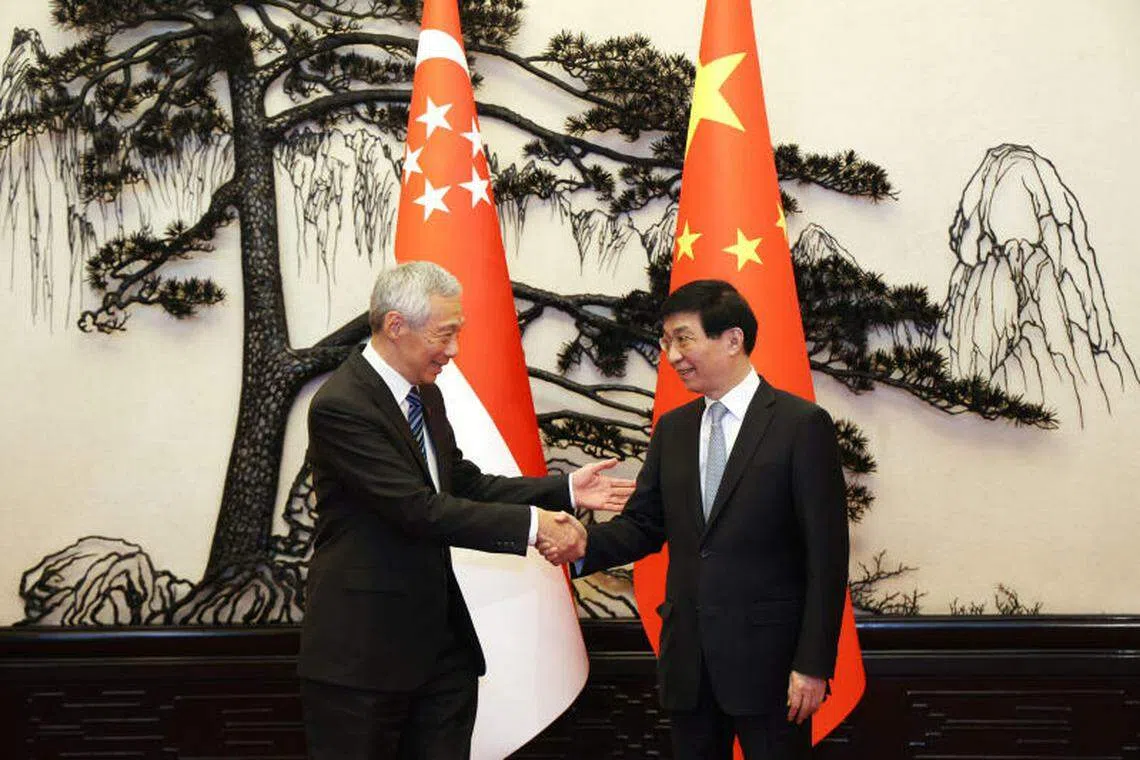 李显龙总理（左）星期五（3月31日）下午在北京人民大会堂与中国全国政协主席王沪宁（右）会面。（邝启聪摄）