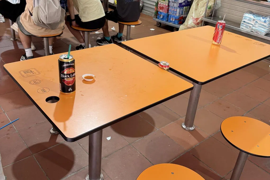 用餐区的桌子上放着食客留下的饮料罐。（冯凯麟摄）