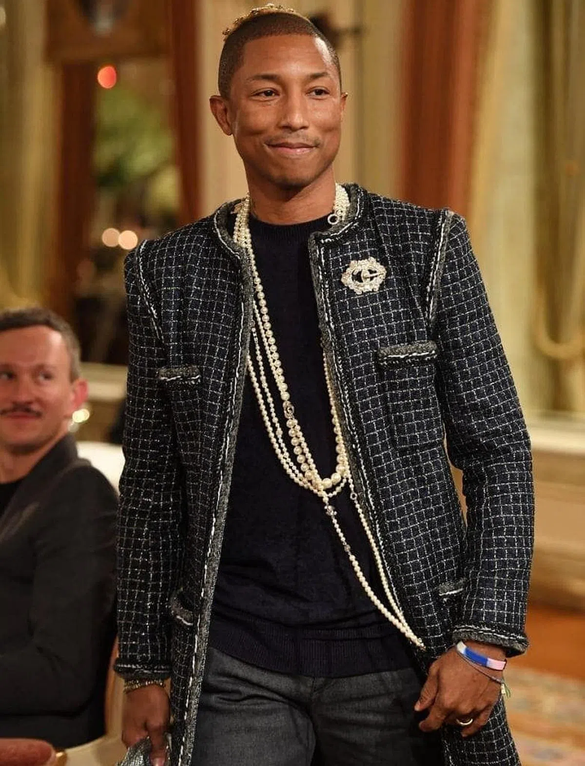 早在哈利·斯泰尔斯之前，嘻哈创作歌手Pharell Williams已穿戴珍珠，引领风骚。（互联网） 