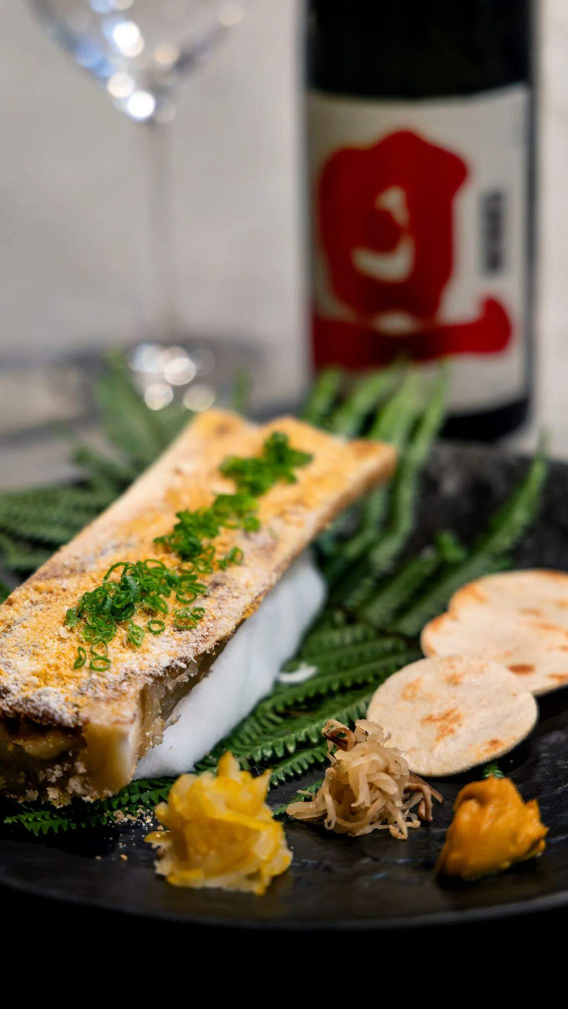 烤牛骨髓撒上赤味噌和法式面包屑。（餐馆提供）