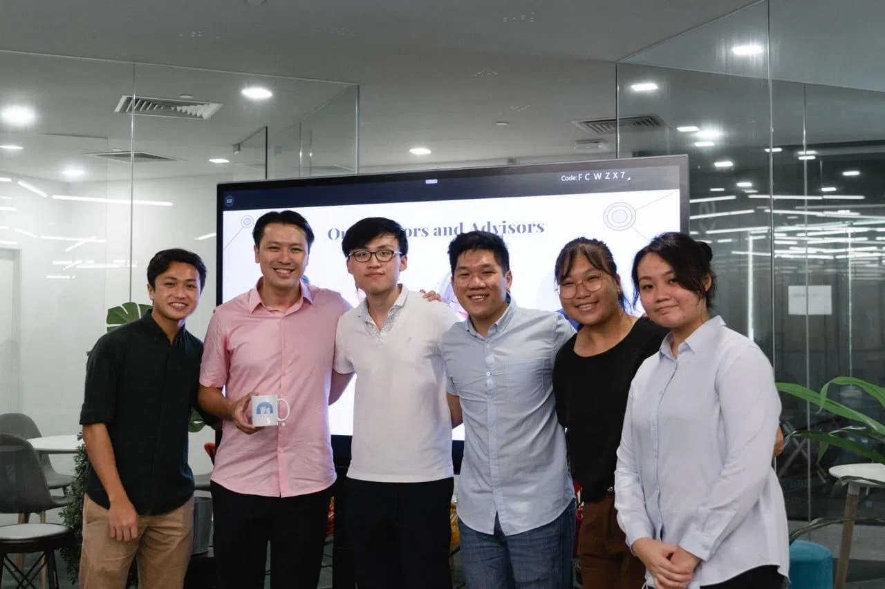 李昭逸（右三）常在青年组织的论坛上与大学生分享职场与科技领域的见解和建议。（受访者提供）