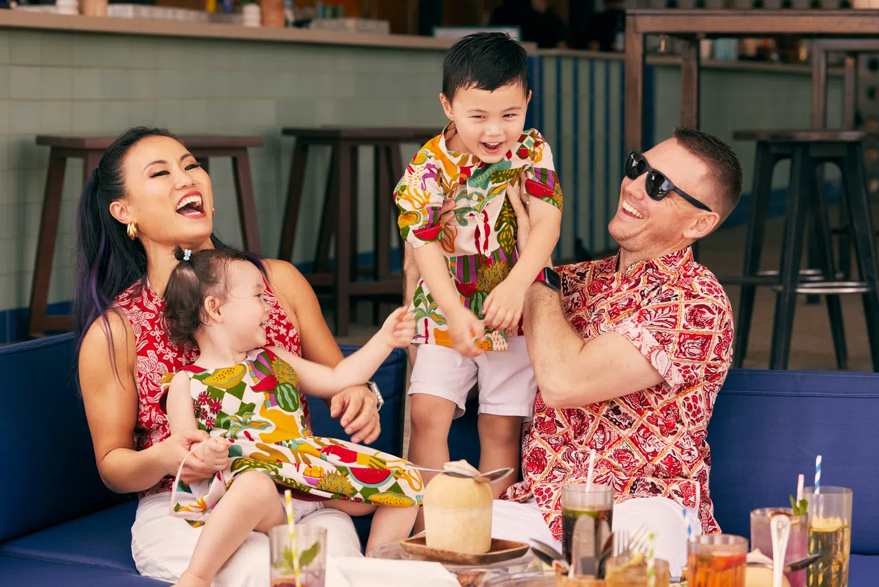 图右男士衬衫上的图案是插画家Arty Guava以传统印尼菱格峇迪图Sidomukti为基础的再创造。（YeoMama Batik提供）