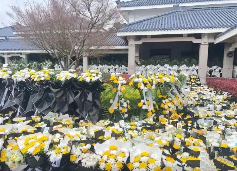有博主发贴称，民众留下的鲜花多到“殡仪馆门口都要摆不下”。（互联网）