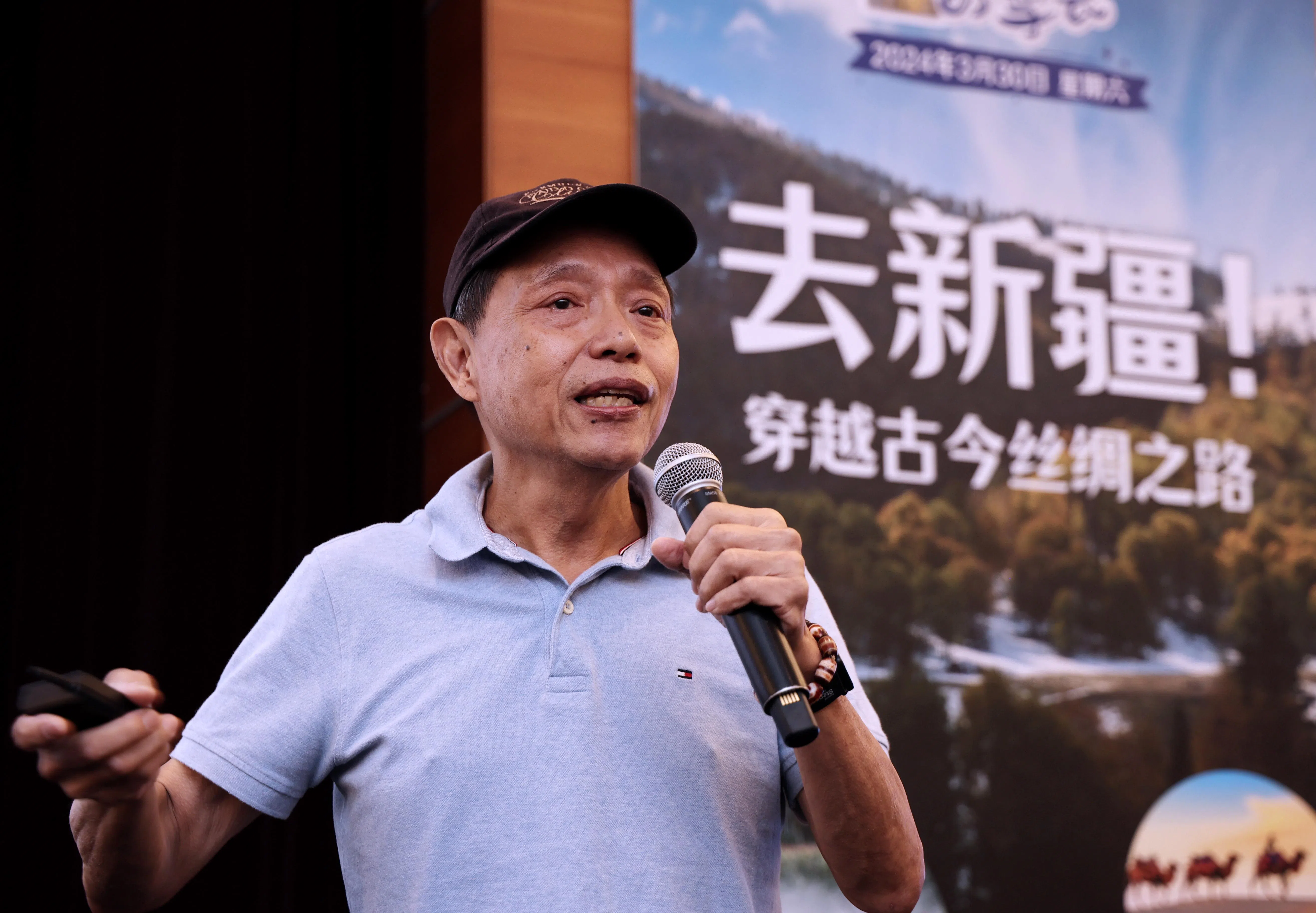 旅游作者王华儿在活动开场时，高歌一曲《可可托海的牧羊人》，炒热现场气氛。（梁麒麟摄）