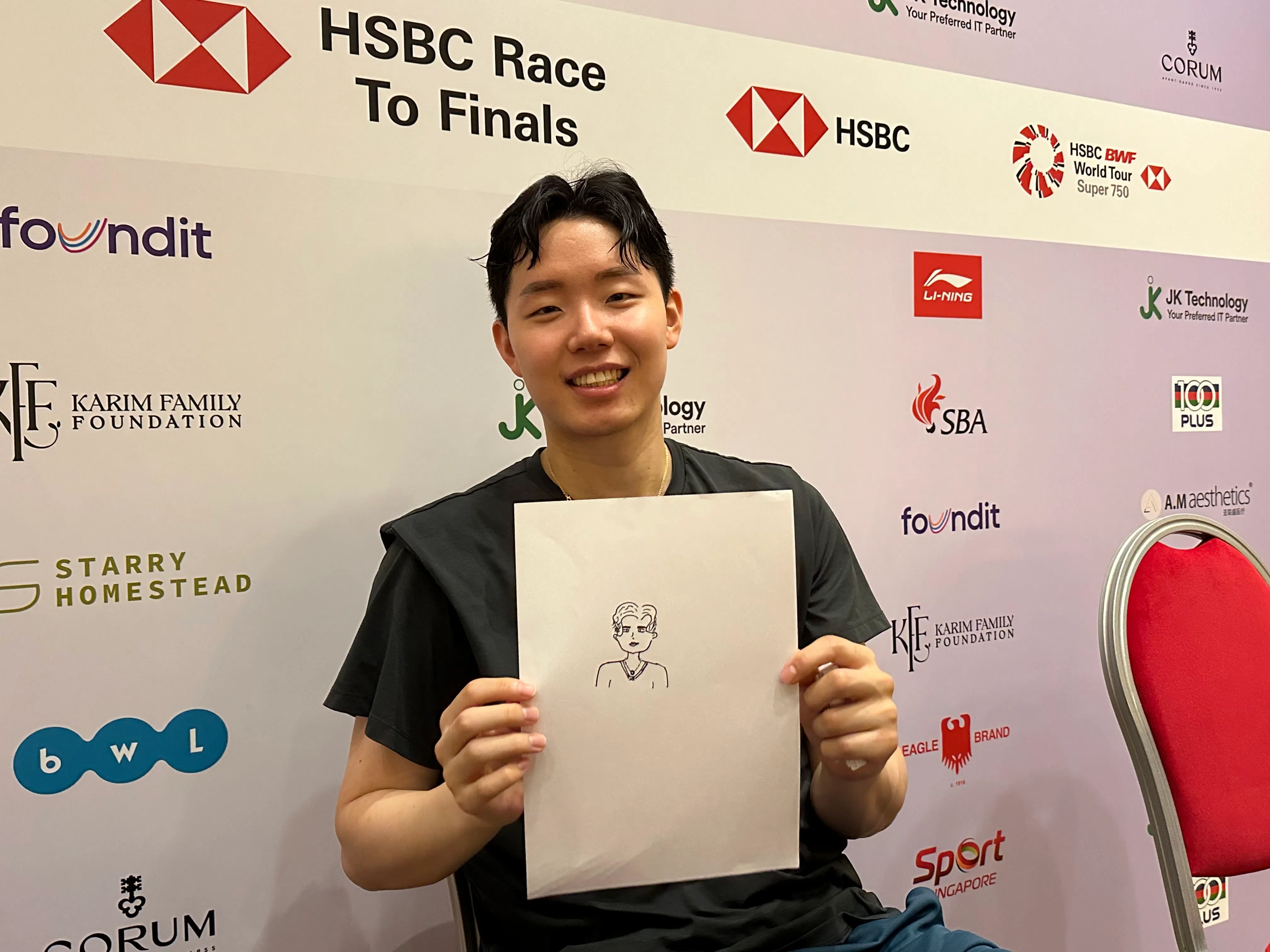 徐承宰与蔡侑玎的作品合照。（陈芷馨摄）