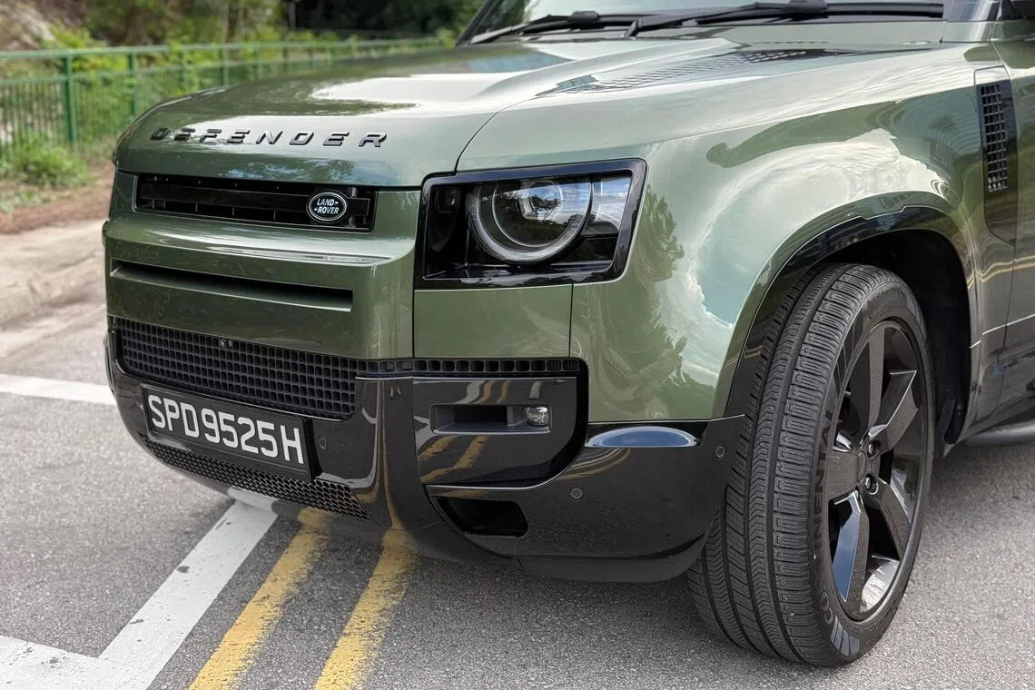 Defender采用电子空气悬挂配合Adaptive Dynamics主动阻尼控制系统，能实时根据路况与驾驶状态调节车身支撑。（吴庆康摄）