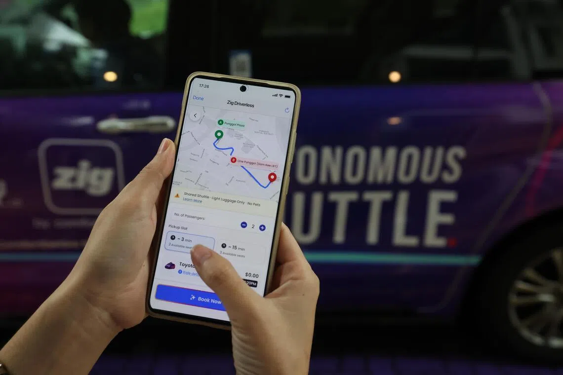 根据现场示范，乘客须通过康福德高的Zig应用预约乘车，选择上下车地点及乘客人数后，系统会显示预计等候时间。（唐家鸿摄）