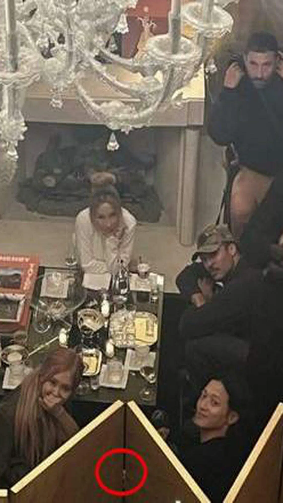 Rosé与姜栋元同出席聚会，被指偷偷牵手。