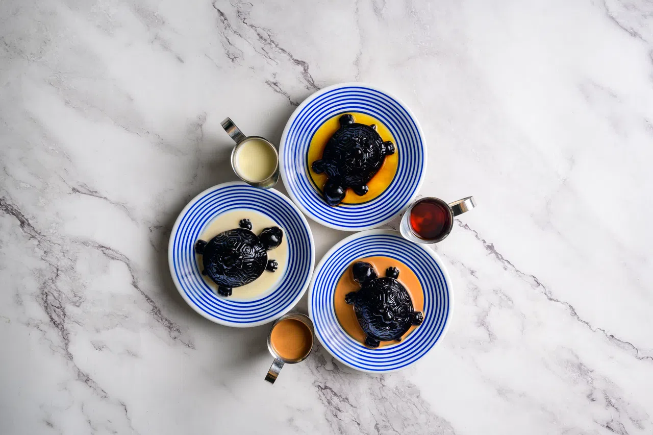 “金典”4月新推出的甜蜜龟苓膏，可选蜜糖、淡奶和奶茶淋酱。（餐馆提供）