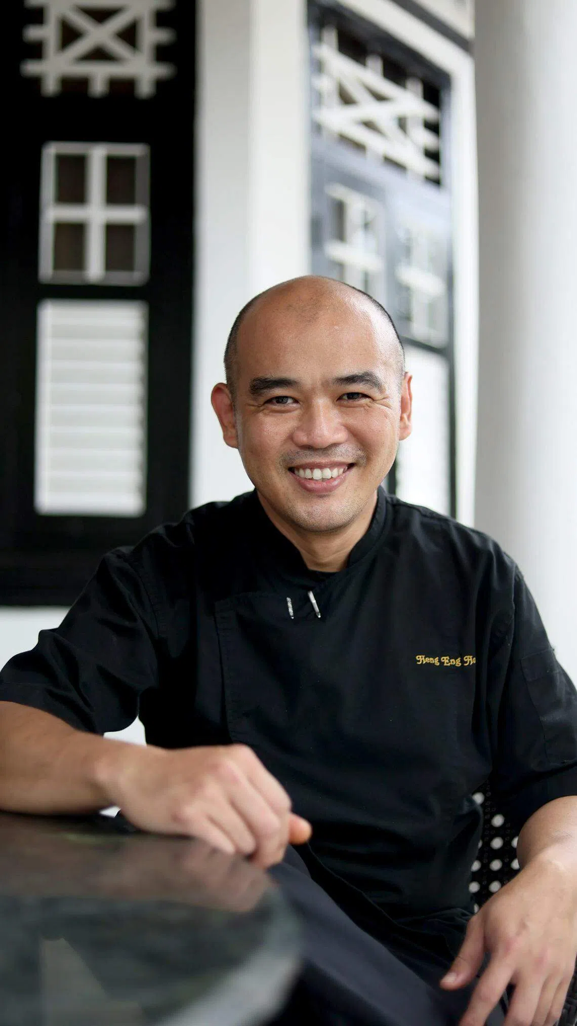 娘惹餐馆Indocafe Peranakan Dining主厨王永和喜欢融会了马来餐和中餐特色的娘惹菜。（龙国雄摄）