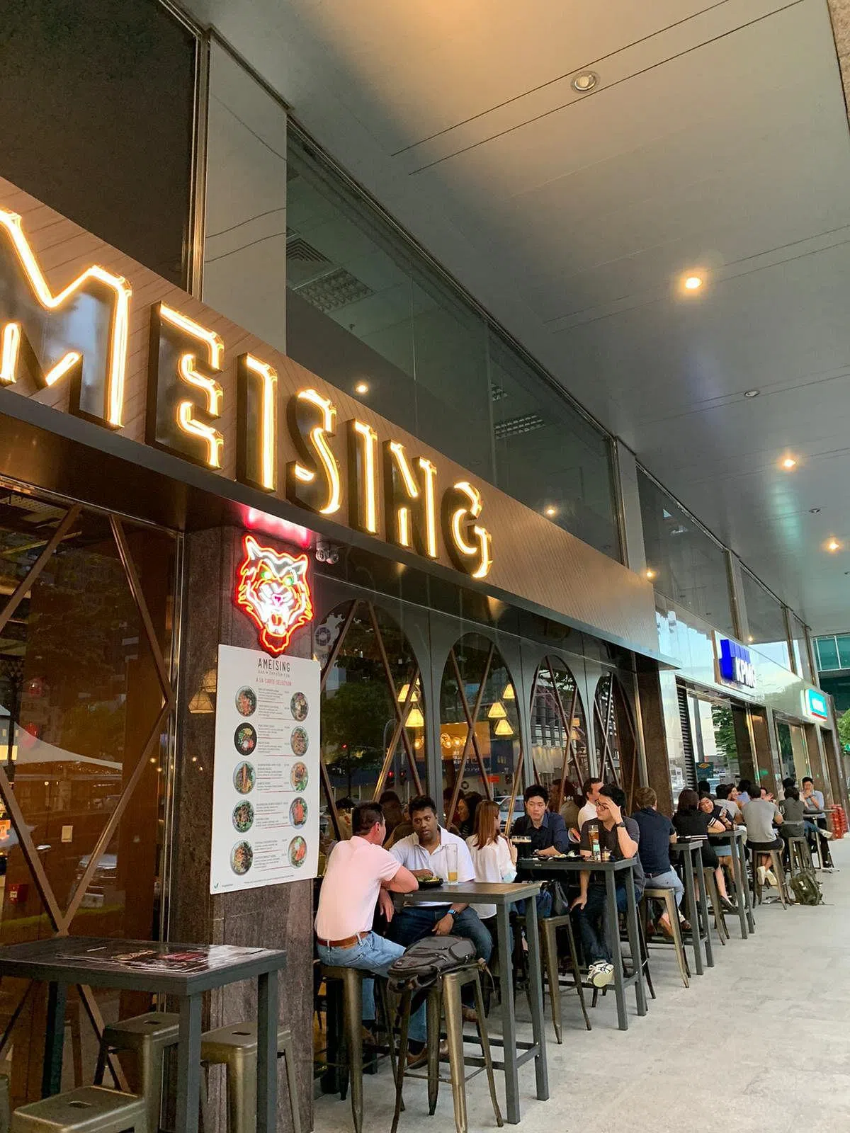 餐馆3月开张时，几乎天天客满，常需预约。（受访者提供）