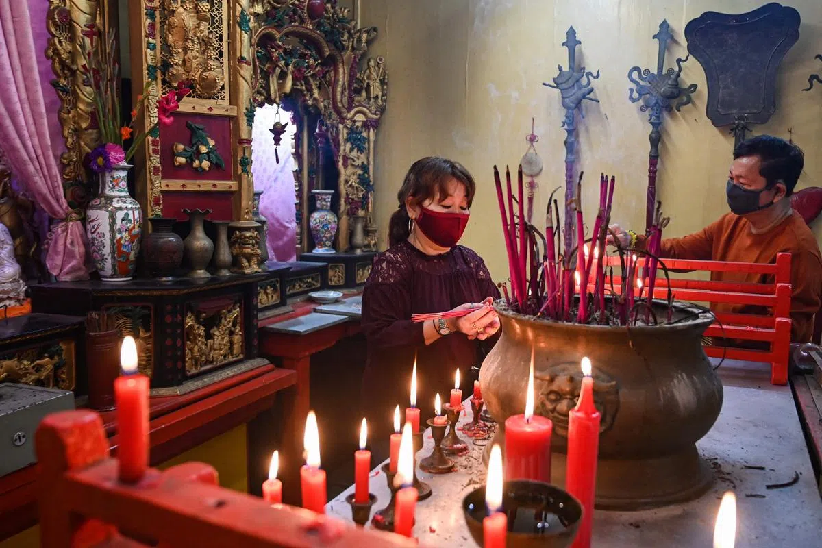 大年初一，加尔各答华侨在当地华人寺庙祭拜和祈福。（法新社）
