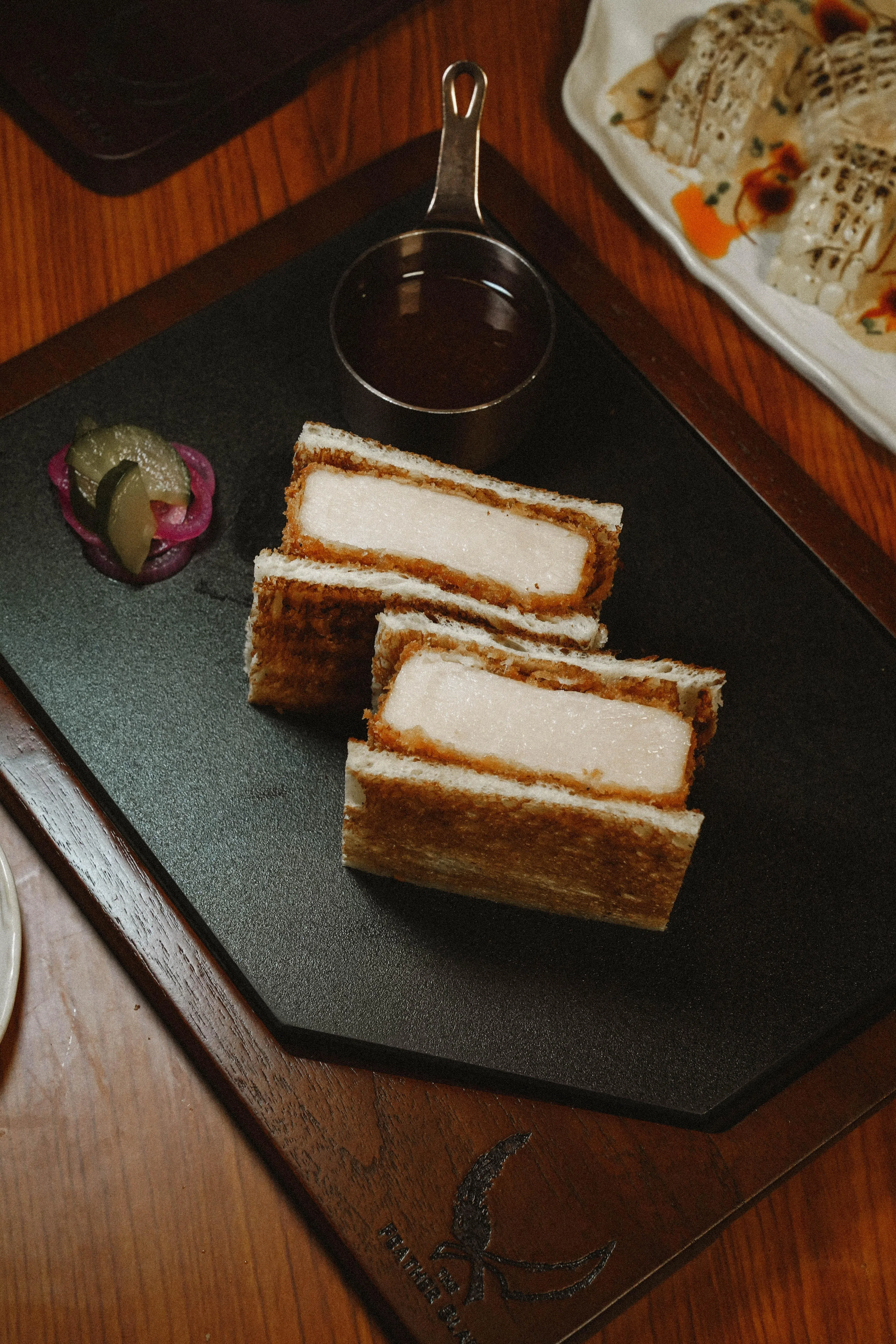 剑鱼日式三明治将厚实多汁的剑鱼腩肉夹在牛奶面包中。（餐馆提供）