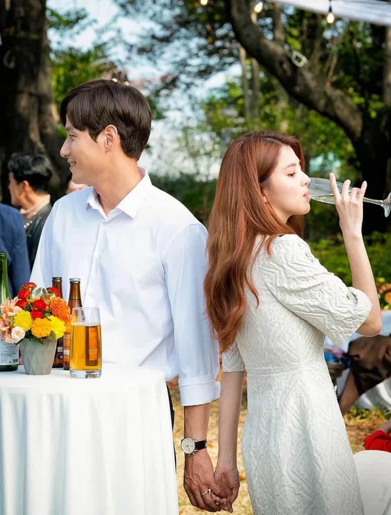 朴海俊（左）和韩韶禧在《夫妻的世界》分别饰演“出轨丈夫”和“小三”。（互联网）