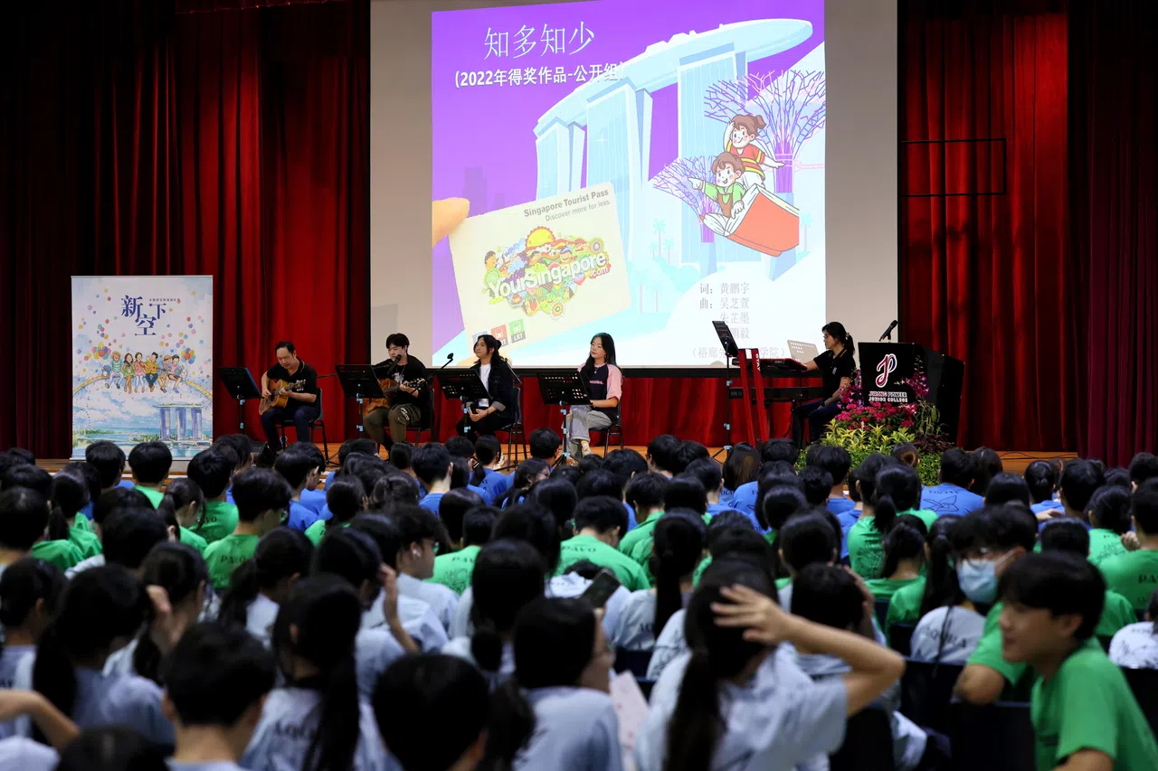 弹唱人工作室的歌手现场演绎“新空下”新谣歌唱及创作比赛历届获奖歌曲。（龙国雄摄）