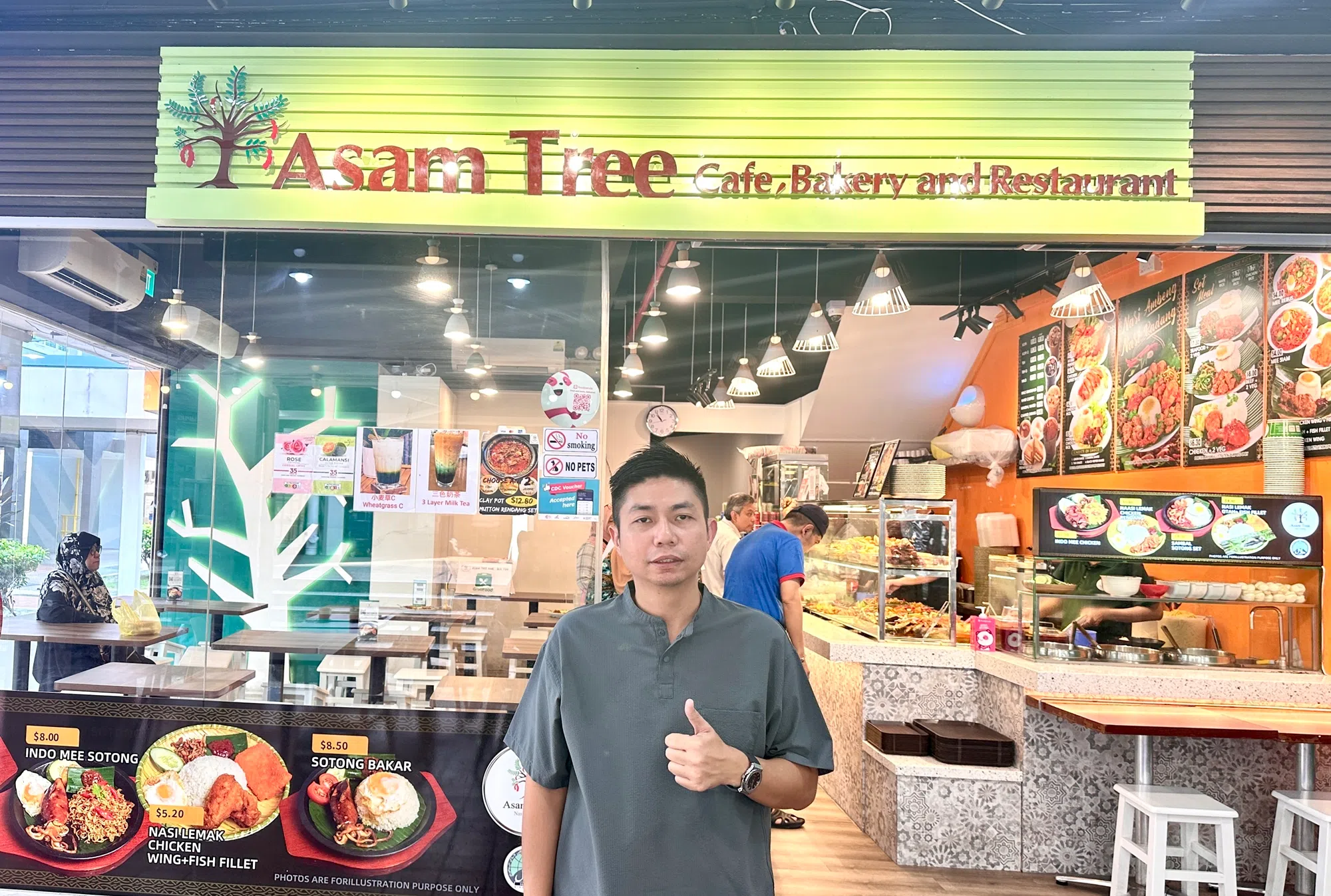 赖庭辉经营的Asam Tree主打马来饭，目前在全岛有五家分店。（贺玉荣摄）
