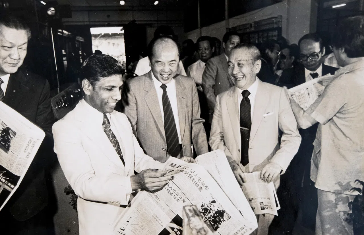 1983年3月16日，由《南洋商报》和《星洲日报》合并后创办的《联合早报》和《联合晚报》正式出版，邀请当时的外交兼文化部长丹那巴南（左二）主持隆重的创刊启印仪式。左起为当时出任新加坡新闻与出版有限公司董事的主席蔡锦耀、时任《星洲日报》董事主席的黄祖耀、以及《南洋商报》董事主席连瀛洲。（档案照片）