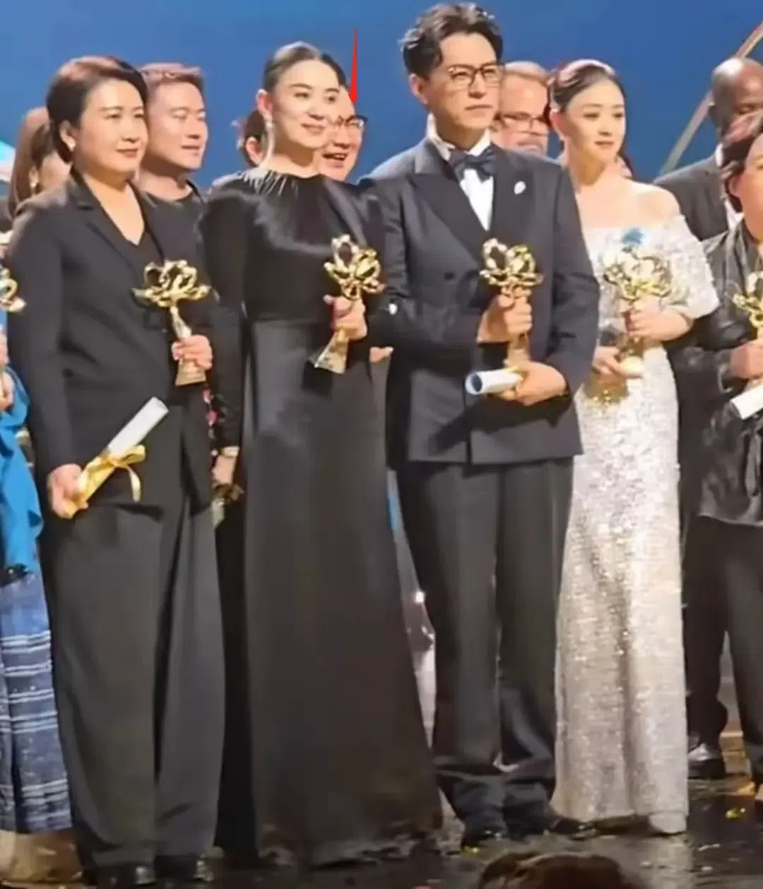 主持人曹可凡被指临时加入拍大合照，却站到宋佳（前排中）与靳东（前排右）两人之间的C位。（互联网）