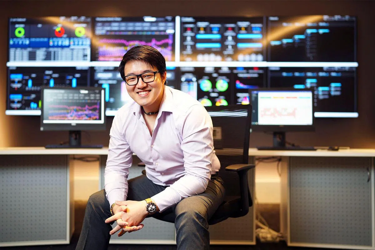 叶水福集团的叶立升通过OIP，要采用人工智能和物联网科技，让协助仓储管理的无人机变得“更聪明”。（图／联合早报）