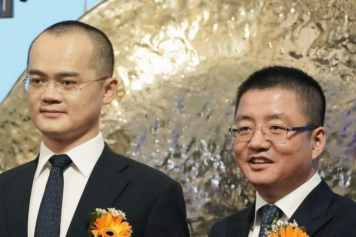 王兴（左）和王慧文（右）二人是清华大学的室友，曾经一起创立中国的脸书“人人网”，后又一起创立了美团。此次美团收购王慧文所创立的“光年之外”，也被一些媒体称为是“好兄弟接盘“。